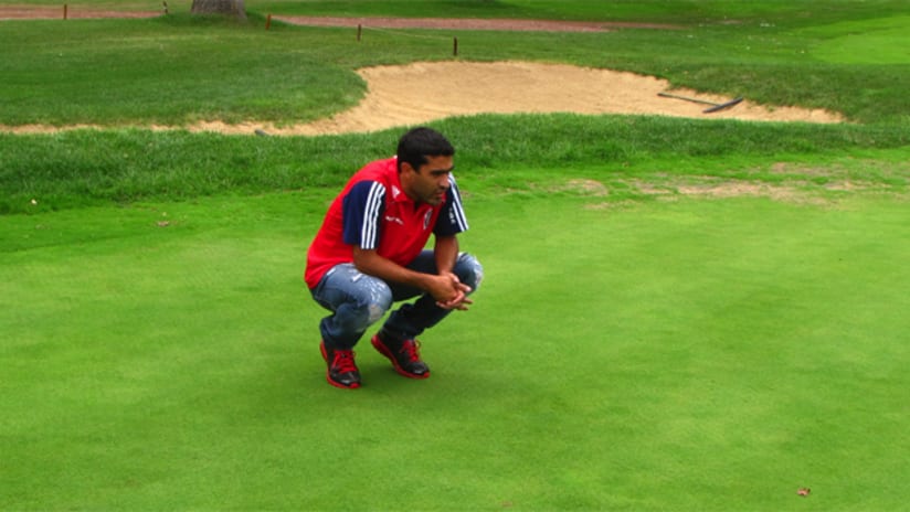Nery Castillo examines the green before a putt