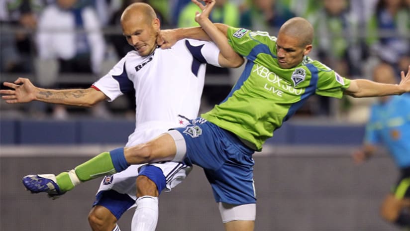 Chicago's Freddie Ljungberg and Seattle's Osvaldo Alonso fight for possession.