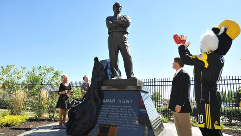 A statue of the late Lamar Hunt was unveiled at Crew Stadium on Saturday.