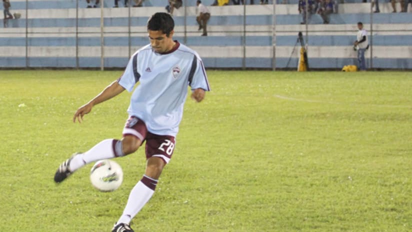 Davy Armstrong warms up before the Metapan game_DL