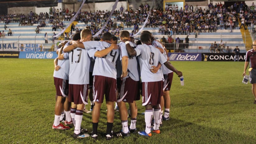 Marshall talks to team before warmups in Metapan_DL