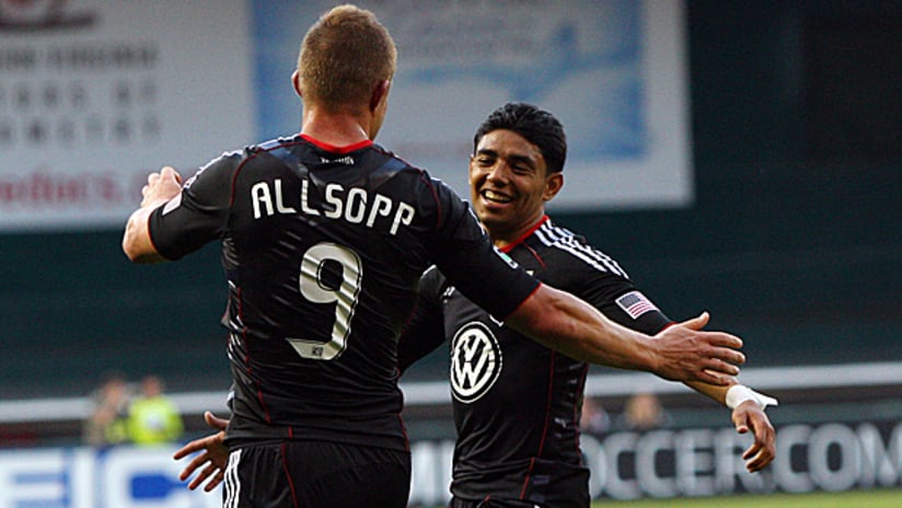 Allsopp celebra uno de sus dos goles con el salvadoreño Castillo