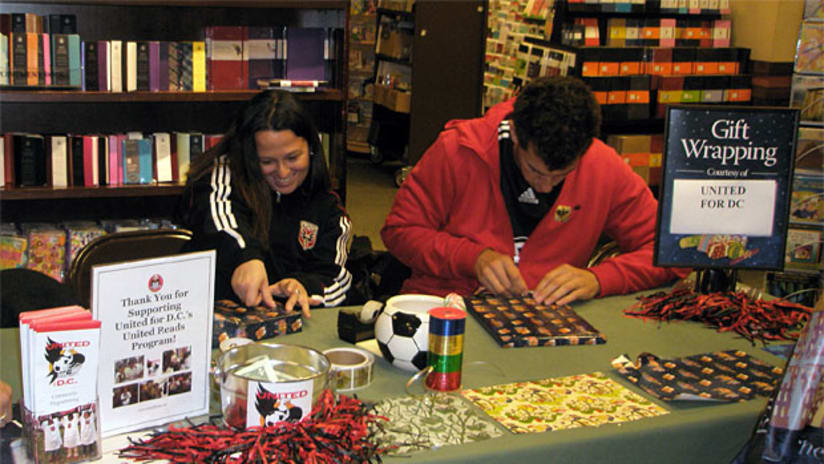 Gift wrapping at Barnes & Noble - Georgetown - 2010