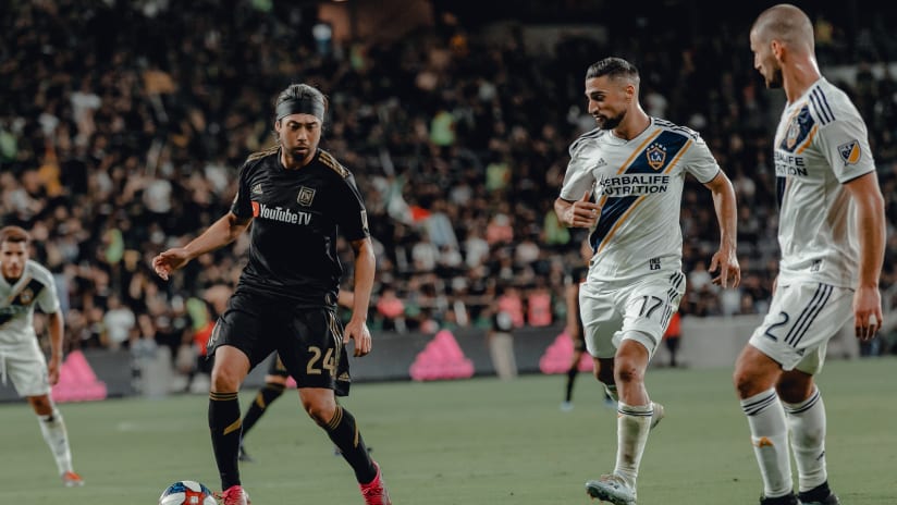 Lee Nguyen Dribbles In Playoff Match Against Galaxy