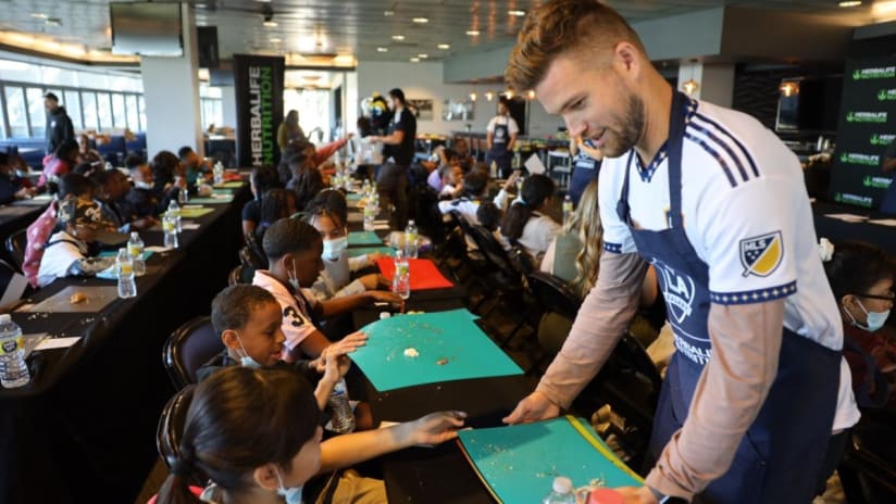 LA Galaxy and Dignity Health Sports Park Lend a Hand to South Bay Families Celebrating Thanksgiving