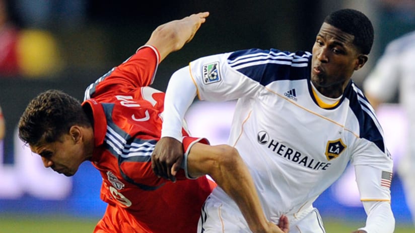 US mainstay Landon Donovan says Edson Buddle "has to be himself and he'll be fine."