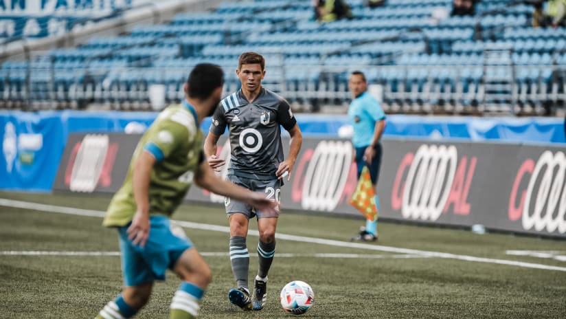 Wil Trapp dribbling against Seattle Sounders