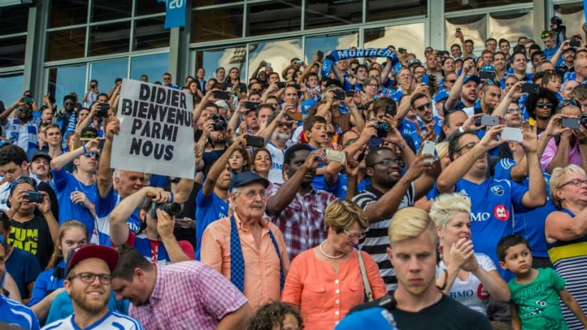 fans drogba sign