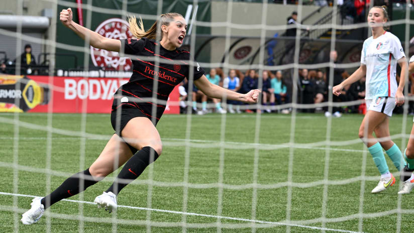 Forward Morgan Weaver signs new contract with the Thorns through 2024