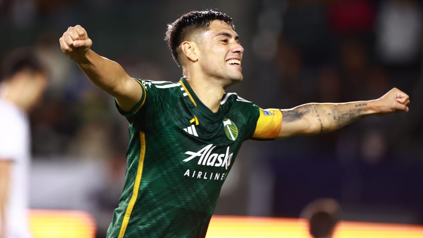 OWN GOAL | Felipe Mora play forces LA own goal
