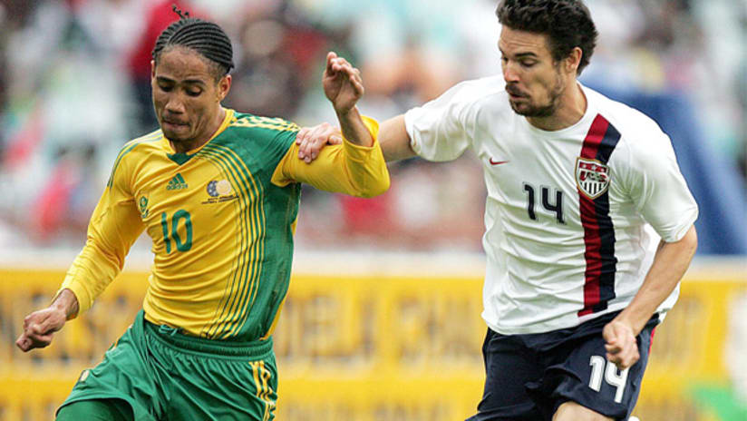 South Africa's Steven Pienaar and US' Heath Pearce battle for possesion during the 2007 Nelson Mandela Challenge.