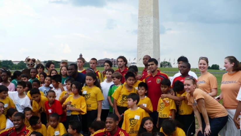 Group photo in front of Washington Monument (640x360)