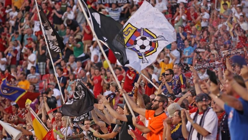 07-02-10vNE_Fans-with-flag (620x350)