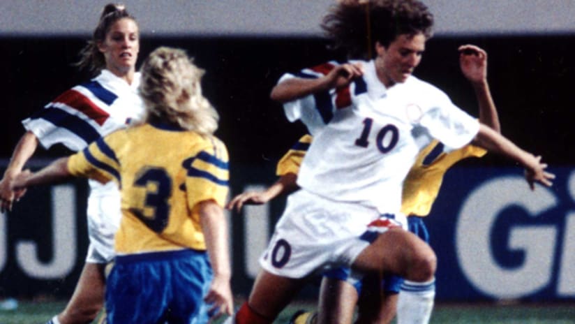 Ten Questions with Michelle Akers Image