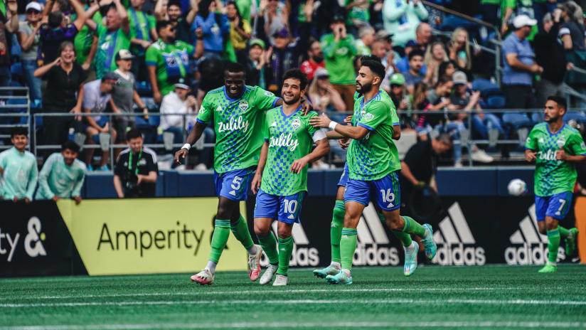 GOLAZO: Nicolás Lodeiro scores his second goal with stunning volley