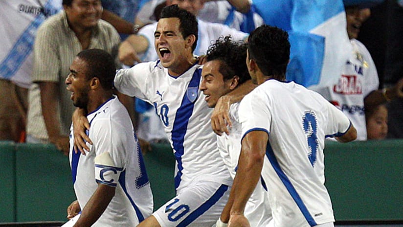 Marco Pappa (segundo a la izquierda) celebra el primer gol de Guatemala frente a El Salvador en el RFK.
