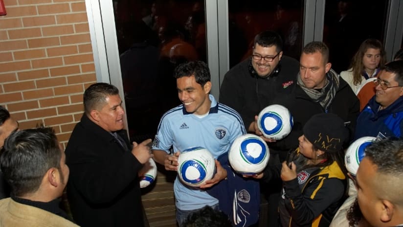 Omar Bravo Signs Autographs at First Appearance in KC
