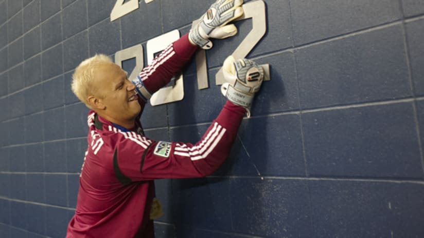 Jimmy Nielsen paints the wall