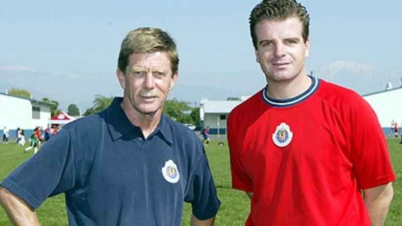 Hans Westerhof (izq) con el Director de Futbol Dennis Te Kloese.
