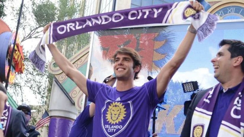 Kaká raises Orlando City scarf