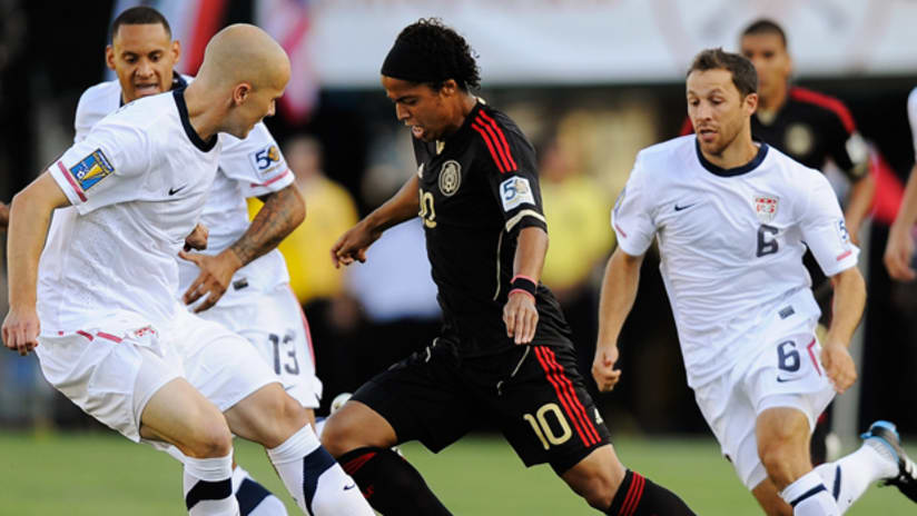 Gio Dos Santos takes on Michael Bradley in the Gold Cup