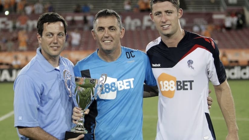 houston dynamo president chris canetti holds charities cup with owen coyle, gary cahill