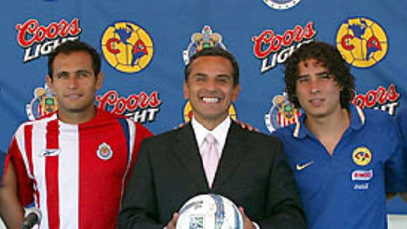 El alcalde de Los Angeles Antonio Villaraigosa dio la bienvenida a los clubes.