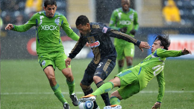 Philadelphia's Carlos Valdes feels the pressure from Seattle's Leo Gonzalez and Mauro Rosales.