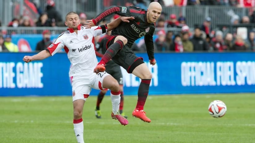 Michael Bradley battles for the ball with Perry Kitchen