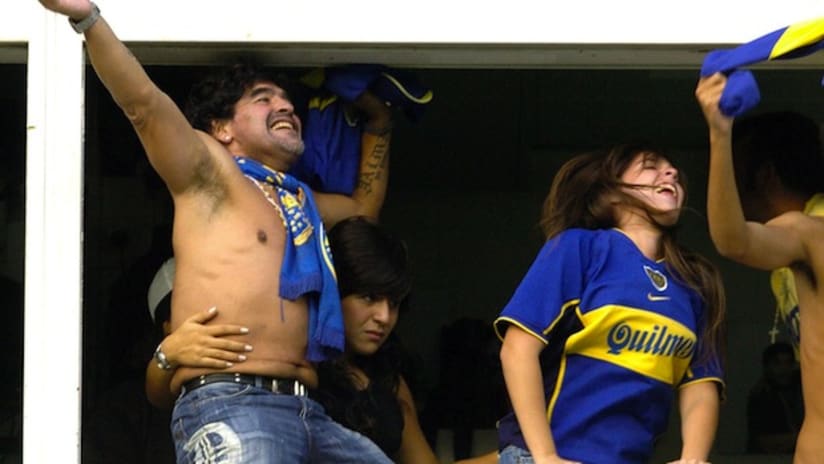 Diego Maradona shirtless at soccer game with his daughters