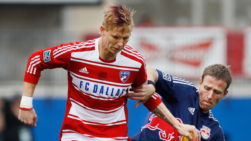 Brek Shea tries to control the ball against the New York Red Bulls on Sunday.