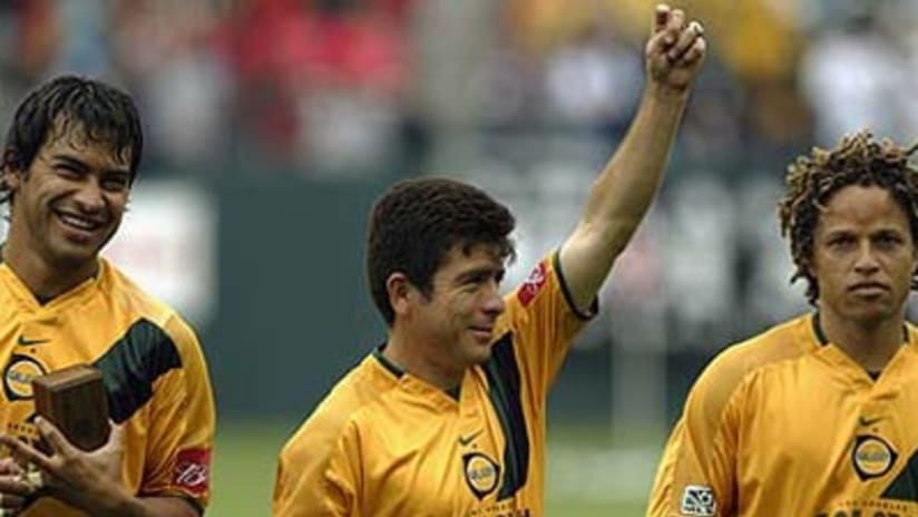 Mauricio Cienfuegos marco el gol del empate para las Leyendas Mundales