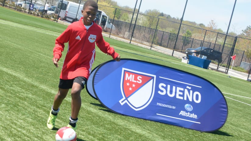 New York Red Bulls Sueño MLS 2016 finalist Samuka Kenneh dribbles the ball
