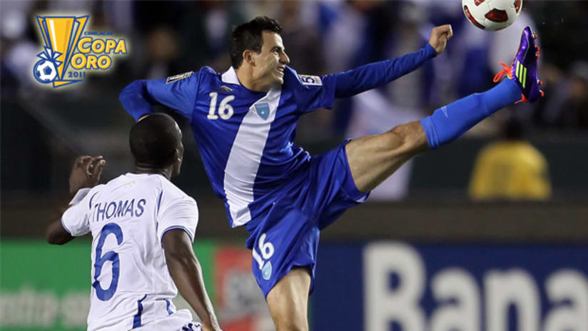 Marco Pappa en accion con Guatemala en la Copa Oro 2011