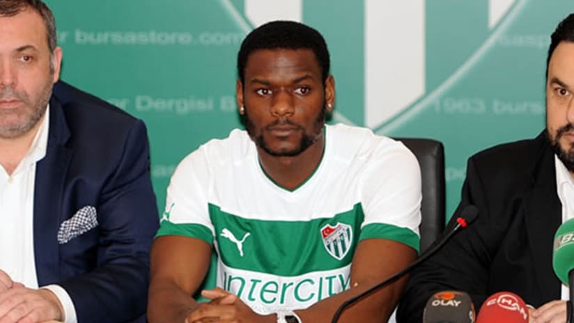 Maurice Edu signs his loan deal with Bursaspor