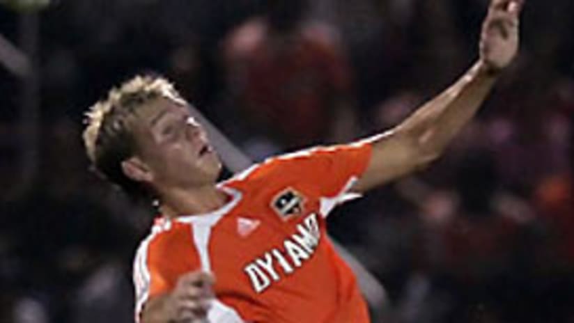 Stuart Holden marco el gol decisivo para que el Dynamo venciera los Rapids.