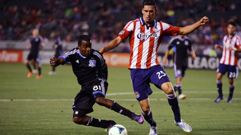 San Jose Earthquakes' Marvin Chavez nips in front of Chivas USA's Steve Purdy.