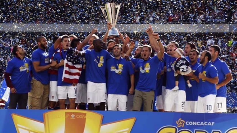 Gold Cup: USMNT lifts the trophy.