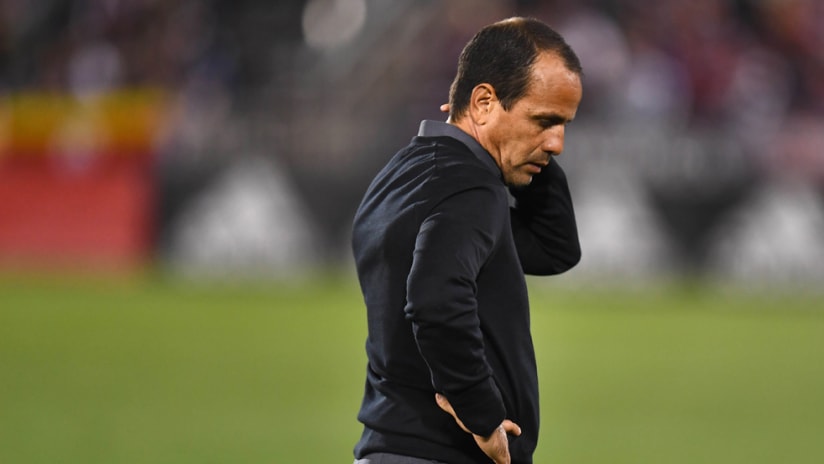 FC Dallas - coach Oscar Pareja - stressed