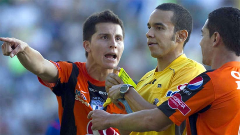 Jose Torres argues with the official