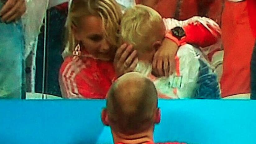Arjen Robben consoles his son, Luka