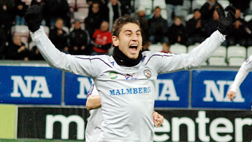 Alejandro Bedoya celebrates a goal for Örebro.