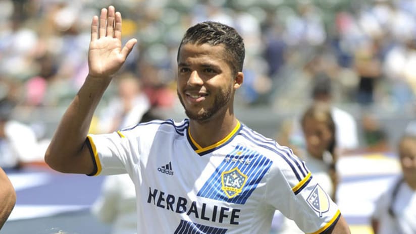Giovani Dos Santos salutes the crowd in his MLS debut (August 9, 2015)