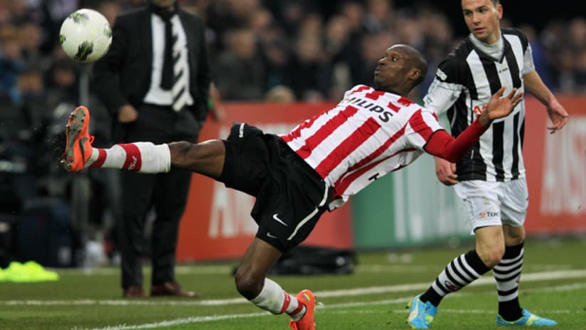 Atiba Hutchinson in action for PSV