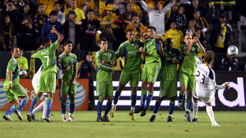 David Beckham set up both of Los Angeles' goals in their 2-1 win against Seattle on Sunday.