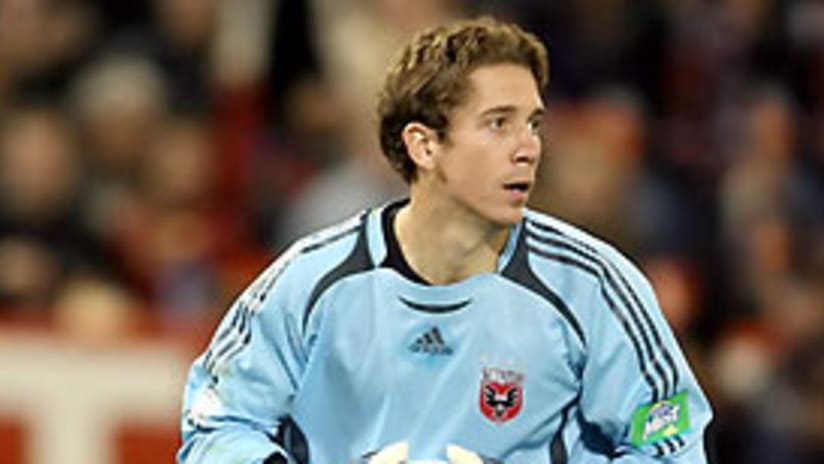 D.C. United's Troy Perkins has signed a new contract to remain with the club.