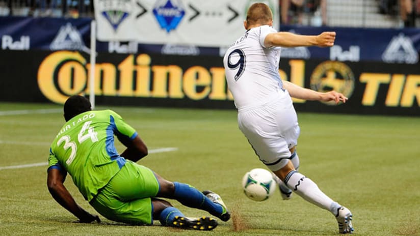 Vancouver's Kenny Miller dribbles past Seattle's Jhon Kennedy Hurtado