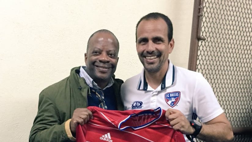 Todd Robinson - US ambassador - Oscar Pareja - FC Dallas jersey - Guatemala