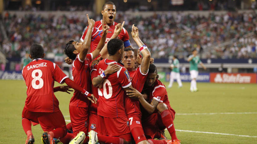 Panama celebrate Blas Perez's goal vs. Mexico