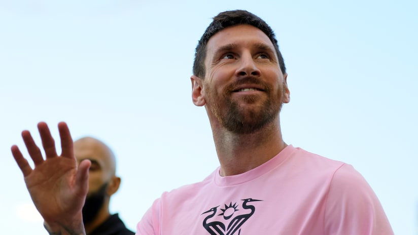 Lionel Messi waves to crowd